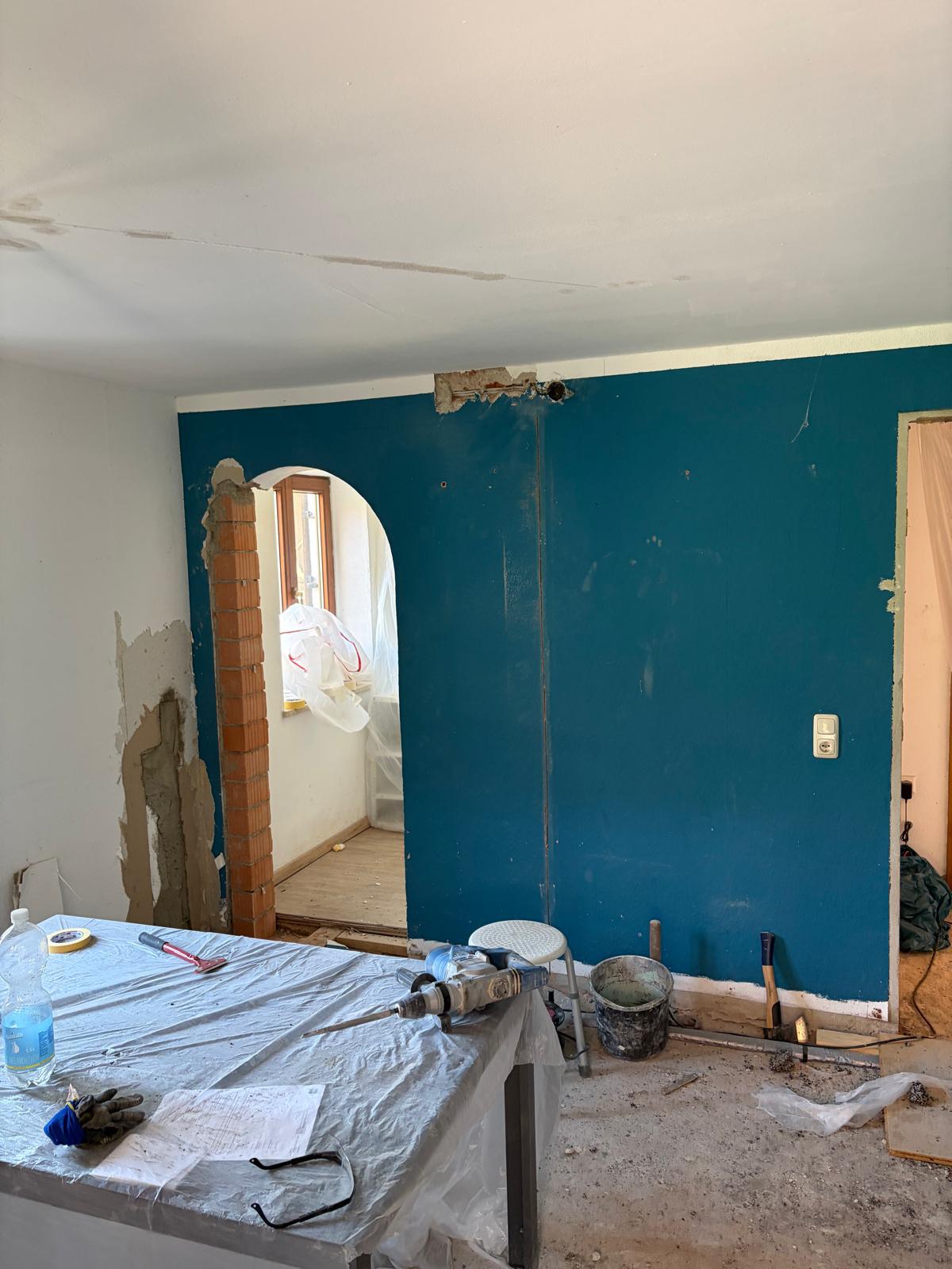 Wanddurchbruch Küche-Esszimmer vorher – alter Rundbogen-Durchgang in blauer Ziegelwand